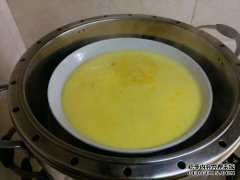 [新鲜鸡蛋沉入水中，不使用物理原理]